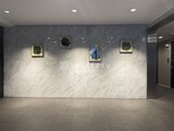 ドゥーエ参宮橋 大理石調の壁とアート装飾が落ち着いた共用ロビー
