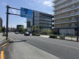 バウスフラッツ王子神谷 前面道路から見た建物外観と周辺の街並み