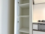 コンフォリア新中野 キッチン横の収納。