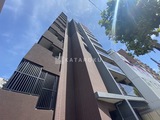 ブライズ大森本町 下から見上げた建物外観、モダンなデザインの竣工間もない建物
