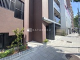 ブライズ大森本町 赤茶色のタイル張りが落ち着いた印象のエントランス前の通路