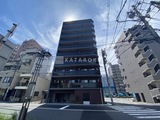 ブライズ大森本町 交差点から見た現代的なダークブルーの建物外観