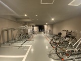 ブライズ大森本町 複数の自転車が整然と駐輪された広々とした駐輪場
