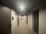 ブライズ大森本町 複数のユニットが並ぶモダンな共用廊下の様子