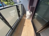 ブライズ大森本町 バルコニーから街並みを見下ろす開放的なベランダスペース
