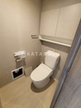 シーズンフラッツ新高円寺 温かみのある壁色の清潔なトイレ空間