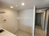 シーズンフラッツ新高円寺 キッチンと洋室を見守る、採光の良いリビングダイニング