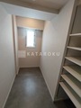 シーズンフラッツ新高円寺 小窓からの採光がある廊下と収納棚の様子
