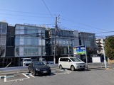G-FLAT モダンな外観の建物とリーズナブルな駐車場の様子