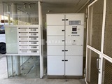 G-FLAT エントランスホールの宅配ボックスと集合郵便受けの様子