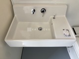 G-FLAT ゆとりのある洗面台と右側に収納スペースを備えた洗面室
