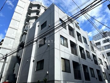 カスタリア南麻布 明るい日差しの中で見た、モダンな外観の建物全景