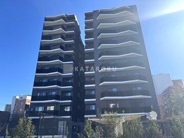 RJRプレシア東十条ガーデン 晴天の下に立つモダンな外観のマンション建物