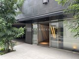クレイシア亀戸サウスコート モダンな外観の建物エントランスと緑に囲まれたアプローチ