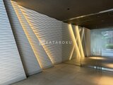 クレイシア亀戸サウスコート モダンな壁面と採光が特徴的なエントランスホールの様子