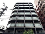 クレイシア亀戸サウスコート 整然と並ぶ窓が特徴的な、モダンなデザインの建物外観