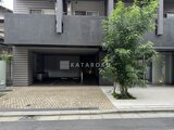 クレイシア亀戸サウスコート 緑の樹木が映える、モダンな外観のエントランスと駐車スペース