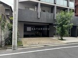 クレイシア亀戸サウスコート 前面道路から見た建物のエントランスと駐車場入口