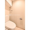 グローリオシェルト千川 温白色照明で明るく仕上げたトイレ室内