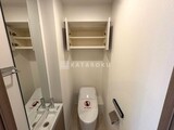 ザ・パークハビオ北千住 トイレ上部に棚付きの落ち着いた空間