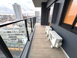 ザ・パークハビオ北千住 開放的なバルコニーから都市風景を望む様子
