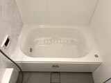ザ・パークハビオ北千住 清潔感のあるバスルーム、白いタイル壁と浴槽