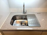 ザ・パークハビオ北千住 ステンレス製シンクと水切りプレート付きのキッチン水回り