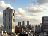 ザ・パークハビオ北千住 高層住宅からの眺望、東京のスカイラインと晴れた空が広がる風景