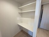 ザ・パークハビオ北千住 白を基調とした棚付きのウォークインクローゼット