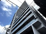 ザ・パークハビオ北千住 下から見上げた建物外観、モダンな縦ラインが印象的