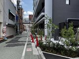 ザ・パークハビオ北千住 新築建物と街並みが調和した落ち着きのある外観通路の様子