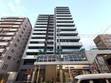 ザ・パークハビオ北千住 モダンな外観の建物とグリーンが調和した低層部の様子