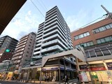 ザ・パークハビオ北千住 商業施設が併設された街中の建物外観と周辺風景