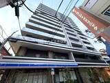 ザ・パークハビオ北千住 通り沿いから見た、モダンな印象の建物外観