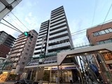 ザ・パークハビオ北千住 駅前の商業施設と高層マンションが一体化した建物外観
