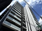 ザ・パークハビオ北千住 下から見上げた建物外観、モダンな印象の高層マンション