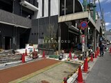 ザ・パークハビオ北千住 建設工事中の外観と街路の様子