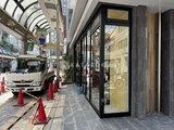 ザ・パークハビオ北千住 商業施設の開放的なエントランスと街路からの建物外観