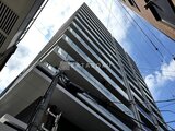 ザ・パークハビオ北千住 下からの視点で捉えた縦線ラインが印象的な建物外観