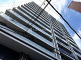 ザ・パークハビオ北千住 下から見上げた、モダンな外観の高層マンション