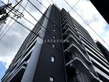 ザ・パークハビオ北千住 下層部に白系パネルを配した都市的なマンション外観
