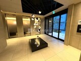 ザ・パークハビオ北千住 モダンな照明が備わった開放的なエントランスホール
