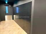 ザ・パークハビオ北千住 モダンなデザインの黒タイル壁が印象的な共用廊下