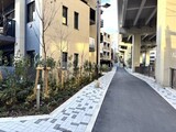 コンフォリア・リヴ文京護国寺 外観と前面道路写真
