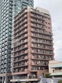 アルブル高輪 赤茶色のレンガ調外壁に各階バルコニーが備わった中層マンション