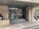 アルブル高輪 レンガ張りの落ち着いた印象のエントランス全景