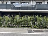アイフラット品川戸越パークサイド 緑化された庭園と共用部が特徴的な建物の低層部分