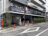 アイフラット品川戸越パークサイド 前面道路から見た建物1階の店舗スペースと上層階の外観