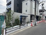 アイフラット品川戸越パークサイド 前面道路から見たモダンなデザインの建物外観と駐輪場の様子
