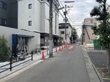 アイフラット品川戸越パークサイド 前面道路から見た建物と周辺の街並みの様子